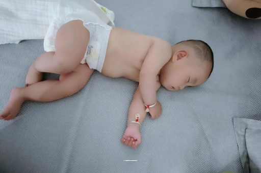 阳泉宝宝睡觉爱翻身